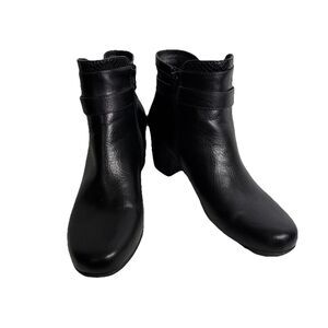 Croft & Barrow Women's Black Ankle Boots. Faux leather W/ Side Zipper. Size 8.5